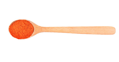 Paprika en poudre en cuillère sur fond blanc