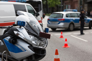 Fototapeta na wymiar Absperrung mit Polizeimotorrad