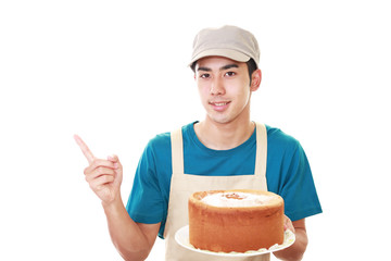 ケーキを持つ笑顔の男性