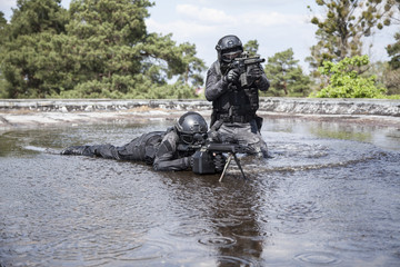Naklejka premium Spec ops police officers SWAT in the water