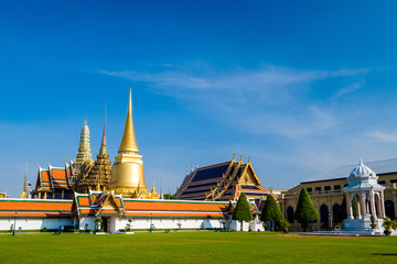 Naklejka premium The famous royal emerald temple from Bangkok
