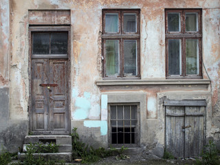 Fototapeta na wymiar Old cracked wall with a window 