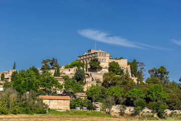 Fototapeta na wymiar The hill top village of Ansouis in the Luberon Provence