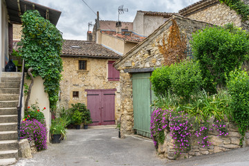 Fototapeta na wymiar The hill top village of Mirabeau in the Luberon Provence