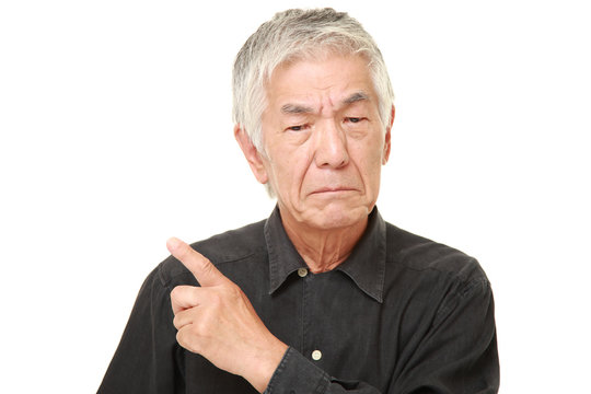 憤慨する高齢者