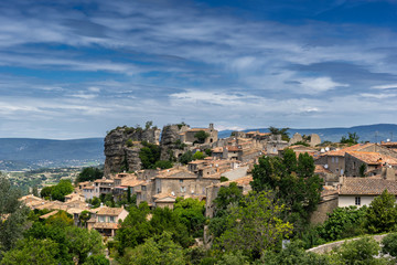 Fototapeta na wymiar The hill top of village of Saignon in the Luberon Provence