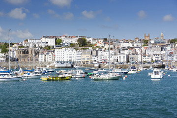 Fototapeta na wymiar Die Stadt Saint Peter Port auf Guernsey, UK