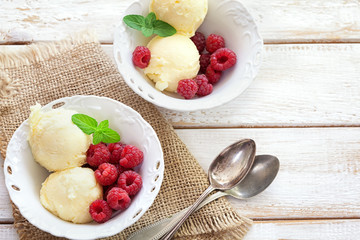 Vanilla ice cream with raspberry and mint 