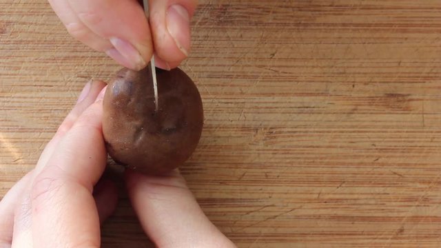 in einen Pilz wird ein Herz eingeritzt