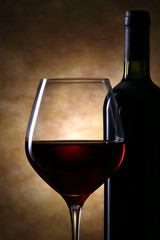 ワインボトルと赤ワイン
