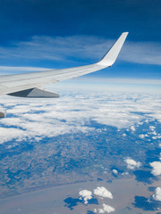 Obraz premium Wing of an airplane in flight
