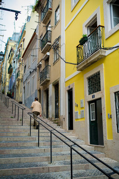 Escaliers dans une ruelle de Lisbonne.