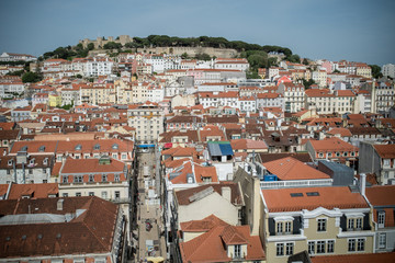 Le quartier de la Baixa et le Castelo de Sao Jorge à Lisbonne vus depuis la plateforme de l'elevador de Santa Justa.