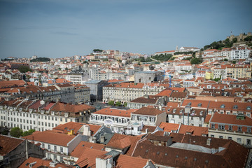Fototapeta na wymiar Le quartier de la Baixa à Lisbonne vus depuis la plateforme de l'elevador de Santa Justa.