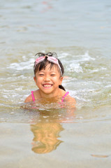 Fototapeta na wymiar 海水浴を楽しむ女の子