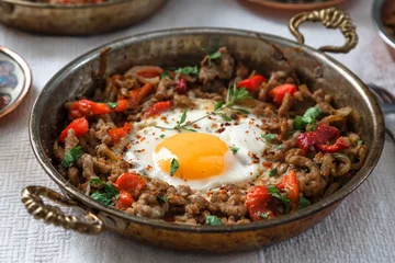 Crédence de cuisine en verre imprimé Oeufs sur le plat Fried egg with mince meat in traditional turkish pan
