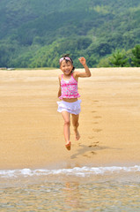 海水浴を楽しむ女の子