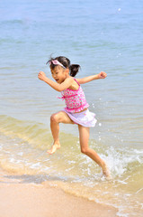 海水浴を楽しむ女の子