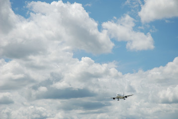 Fototapeta na wymiar Flugzeug im Landeanflug