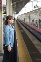 新幹線（鉄道・電車）を待つ女性