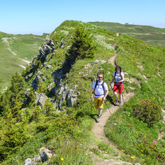 Paar beim Wandern im Gebirge