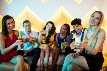 Obraz premium friends sitting on sofa and a glass of champagne