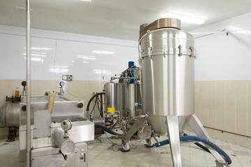 Beer filter with automatic discharge