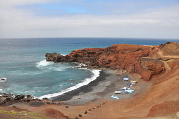 wilde rote Küste auf spanischer Vulkaninsel Lanzarote
