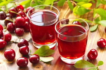 Poster de jardin Jus Cherry juice with fresh berries
