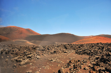 Rote Lavalandschaft auf spanischer Vulkaninsel Lanzarote