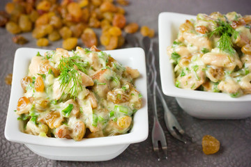 Salad with chicken and gaolden raisins