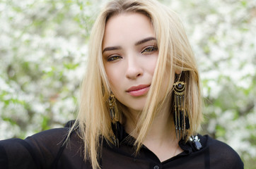 Naklejka premium Beautiful girl in the flowered background