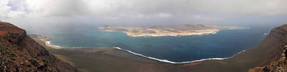 Panoramablick über Vulkanlandschaft der spanischen Insel Lanzarote