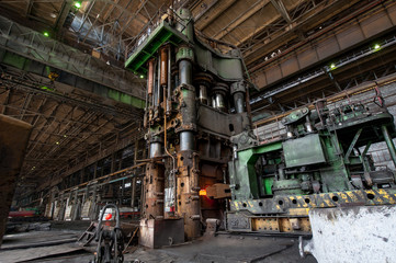 Equipment for pressing hot metal