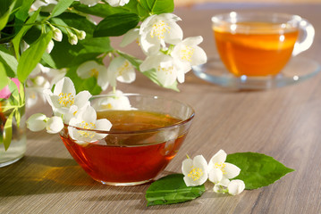 Obraz na płótnie Canvas Flower honey, tea with lemon and jasmine blooming