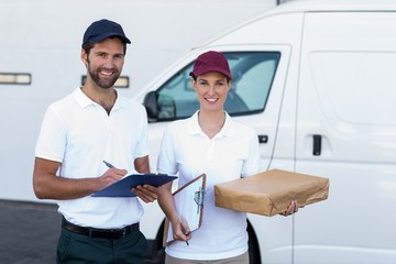 Obraz premium delivery people are holding goods and smiling
