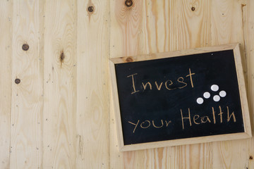 Obraz premium Blackboard is placed on wood background