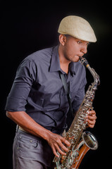 Naklejka premium In a dark background man playing his saxophone, passion music