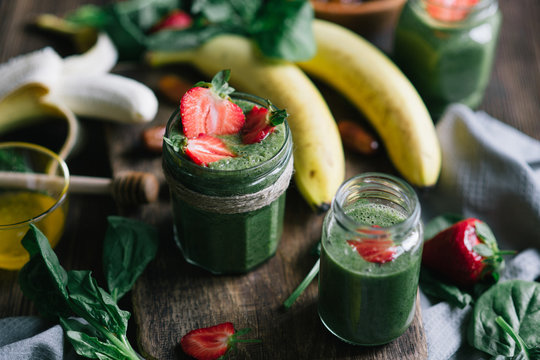 Smoothie With Banana, Spinach And Dates