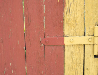 Красный желтый старый деревянный забор. Старые деревянные доски красная краска