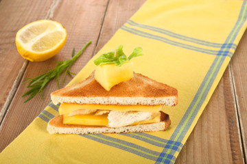 Sandwich mit Putenfleisch und Mango