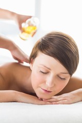 Obraz na płótnie Canvas Woman receiving oil massage