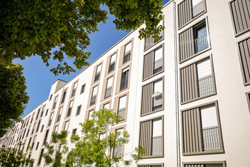 Modernes Wohn- und Geschäftshaus in der Stadt