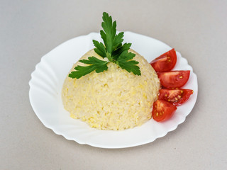 gebratener Reis mit Ei, Tomaten, Petersilie