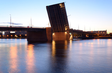 Fototapeta na wymiar Volodarsky bridge before sunset.