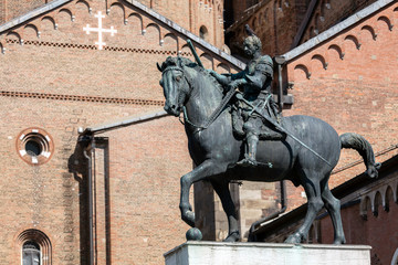 Fototapeta premium Equestrian statue of the Venetian general Gattamelata (Erasmo da Narni) in Padua, Italy. Cast in 1453 by Donatello, was the first full-size equestrian bronze cast since antiquity.