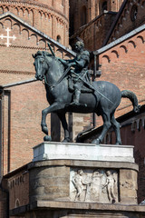 Fototapeta premium Equestrian statue of the Venetian general Gattamelata (Erasmo da Narni) in Padua, Italy. Cast in 1453 by Donatello, was the first full-size equestrian bronze cast since antiquity.