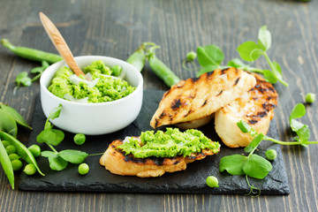 Snack of peas and mint with toast.