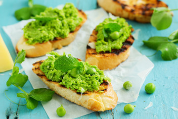 Snack of peas and mint with toast.