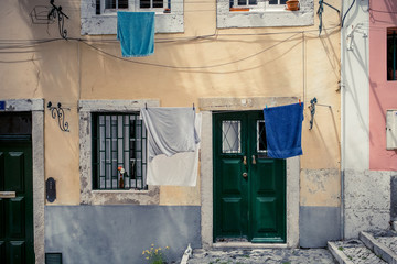 Linge étendu devant une maison dans le quartier de l'Alfama à Lisbonne.